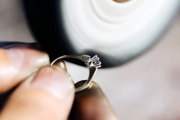 Jeweler polishing jewelry — Stock Photo, Image