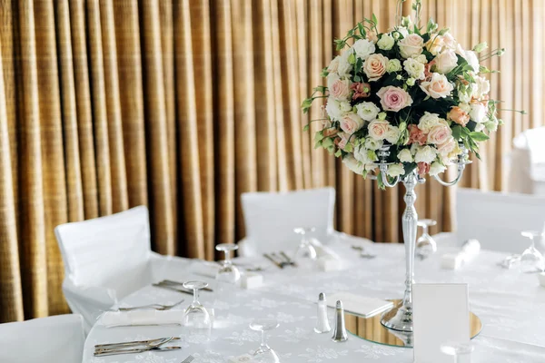 Belas mesas de casamento e rosas — Fotografia de Stock