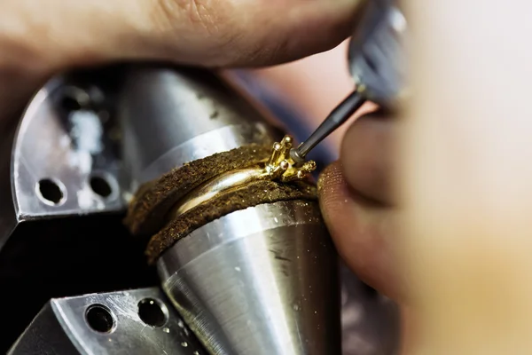 Ring being repaired by jeweler — Stock Photo, Image