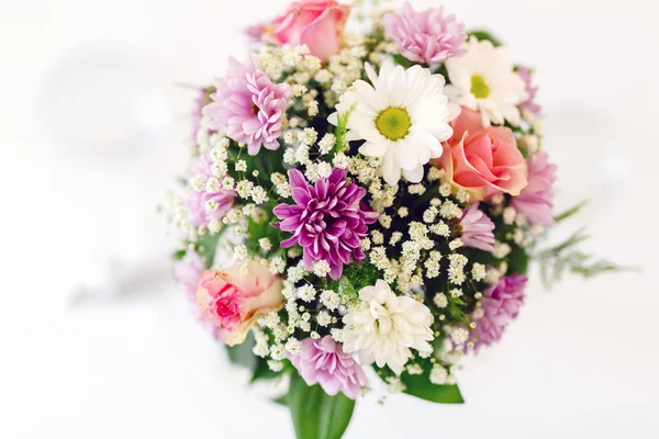 Güzel çiçek buketi canlı renkler ile