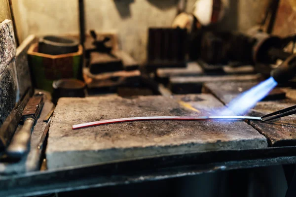 Joyero de procesamiento de barras de metal — Foto de Stock