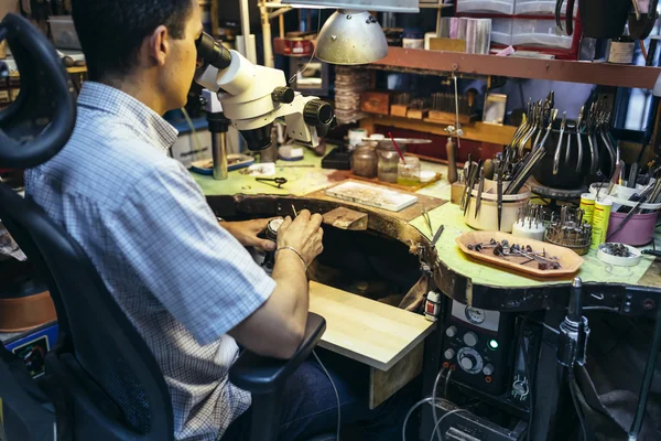 Professional jeweler working — Stock Photo, Image