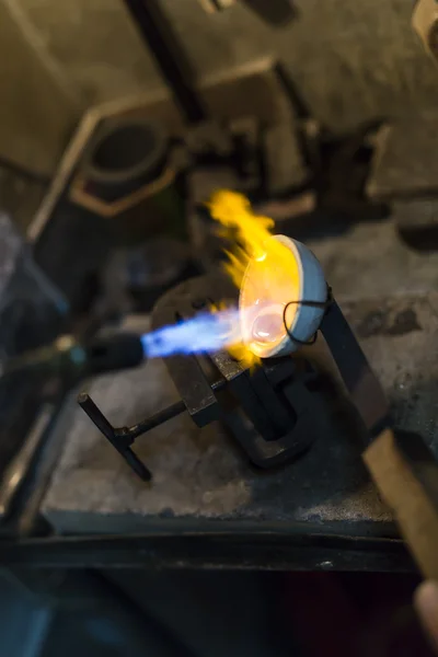 Jeweler welding gold — Stock Photo, Image