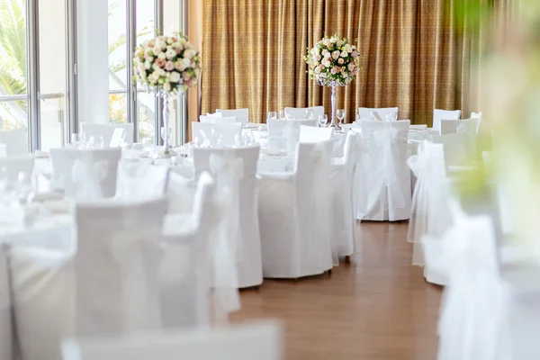 Hermosas mesas de boda y rosas — Foto de Stock