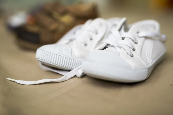 Scarpe bianche per bambini — Foto Stock