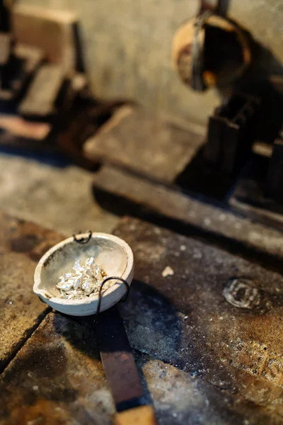 Herramientas de joyería en un horno — Foto de Stock