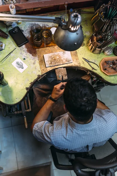 Bekerja di bangku penuh alat — Stok Foto