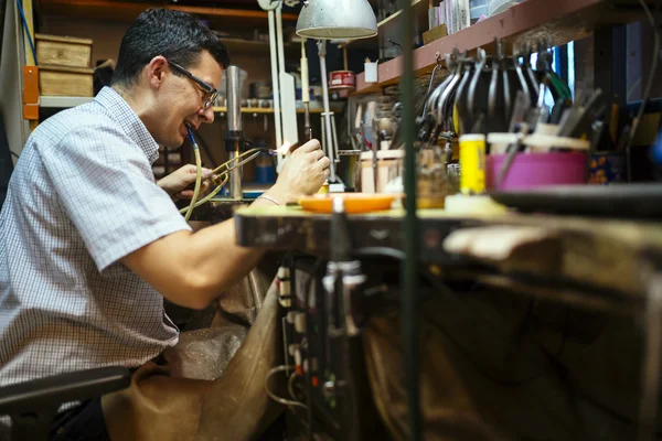 Goldsmith trabalhando e criando jóias — Fotografia de Stock