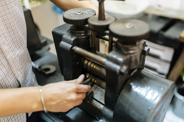 Goldsmith crafting metal — Stock Photo, Image