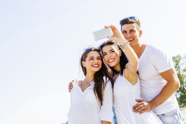 Bir grup insan kendilerini fotoğrafını çekmek