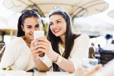 Öğle yemeği molası sırasında konuşan genç kız