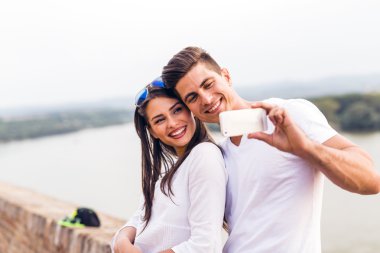 Bir selfie kendilerini çekici çift