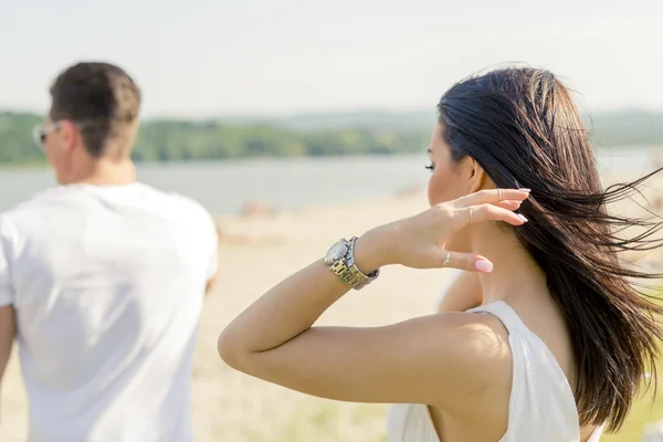 Vrouw met man die zich voordeed op het strand — Stockfoto