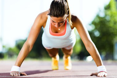 genç kadın şınav