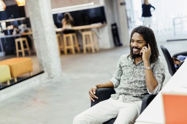 Ofiste çalışırken gülümseyen Tasarımcısı