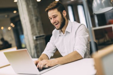 Bir ofiste çalışan yakışıklı adam