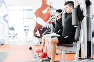 Yakışıklı erkekler bir spor salonunda egzersiz
