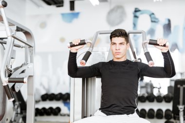 Yakışıklı adam bir spor salonunda eğitim