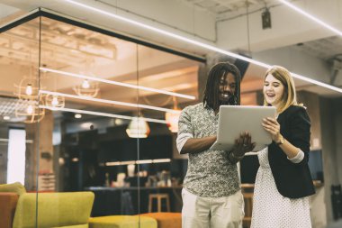 Modern bir ofiste konuşuyor arkadaşları