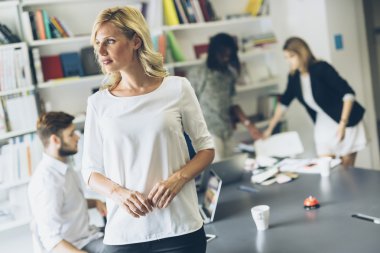 ofiste güzel iş kadını