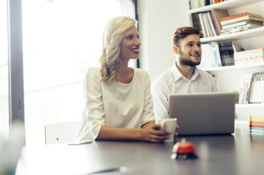 Ofiste neşeli arkadaşları