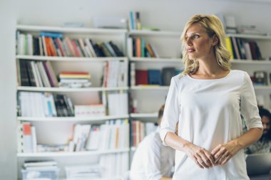 Güzel sarışın kadın Kitaplığı'nda