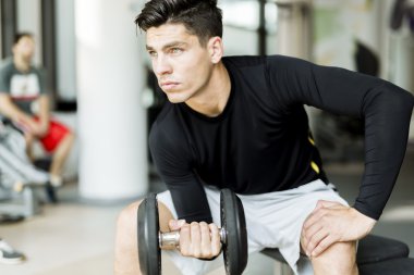 Eğitim bir spor salonunda genç adam