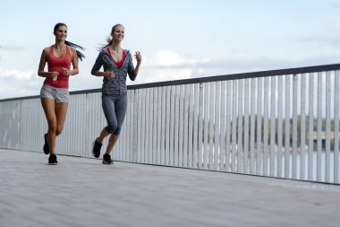 Şehirde koşu iki sportif kadın