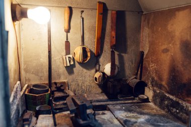 Bir fırın araçlarında kuyumcular