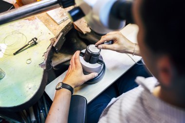 Optik aygıtla birlikte çalışan kuyumcu