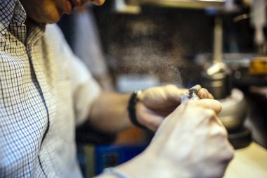 Çalışmaları sırasında uçuşan toz parçacıkları