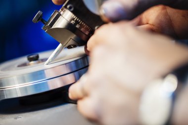 Kesin uyandırmak ile keskinleştirme