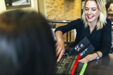 İki kadın menüye arıyor