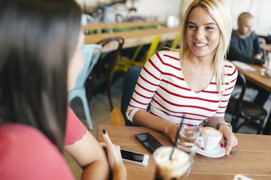 Kahve içme ve dedikodu kadınlar