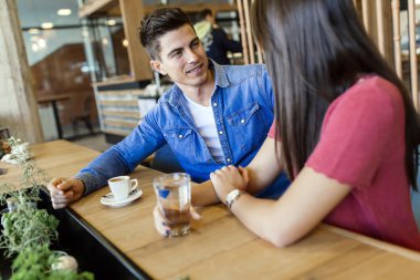 Lokantadaki mutlu genç çift