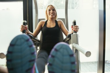 Güzel kadın spor salonunda eğitim