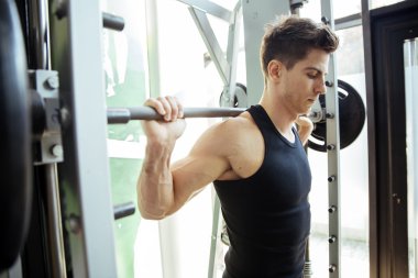 Yakışıklı adam spor salonunda eğitim