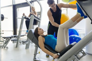 Güzel kadın bacak egzersizleri yapıyor