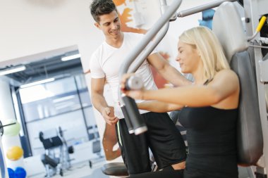 güzel bir kadın spor salonunda egzersiz