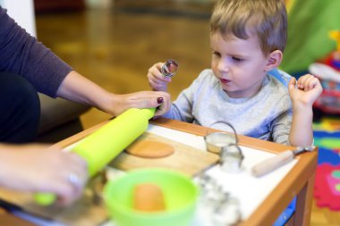 Kil ile çalışan bir küçük çocuk