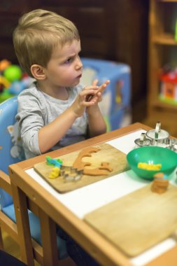 Kil ile çalışan bir küçük çocuk