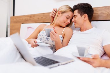 Birbirine aşık çiftler kahve içiyor.