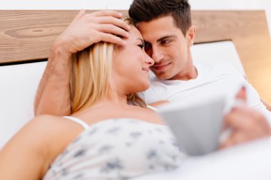 Birbirine aşık çiftler kahve içiyor.