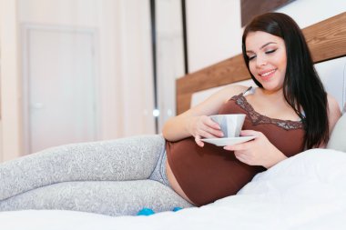 çay içmek güzel bir hamile kadın