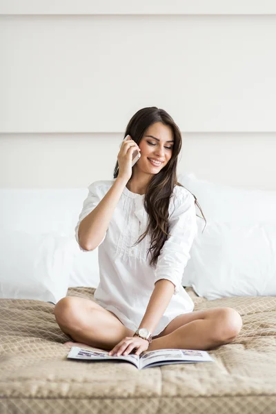 Woman in a shirt talking on the phone — Stock Photo, Image