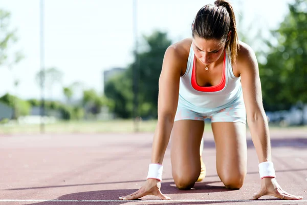 Ženské sprinter se připravovat na útěku — Stock fotografie