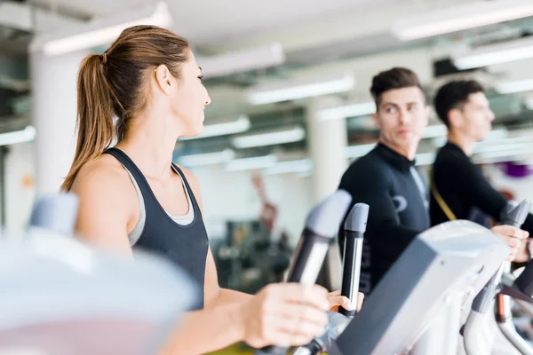 Mujer haciendo ejercicio junto con sus amigos —  Fotos de Stock