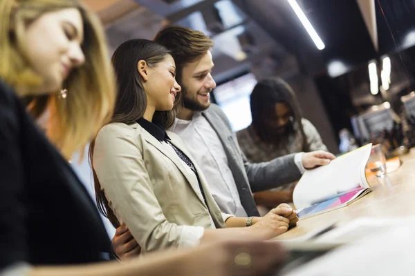 Gente de negocios relajándose en un pub — Foto de Stock