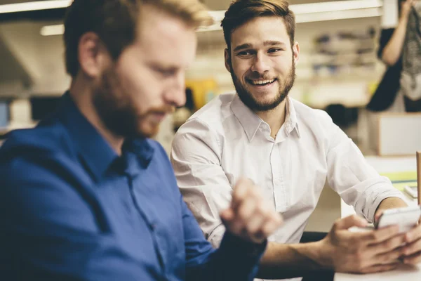 Knappe mannen werken in een kantoor — Stockfoto