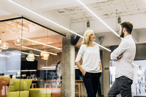 Coworkers talking in office — Stock Photo, Image